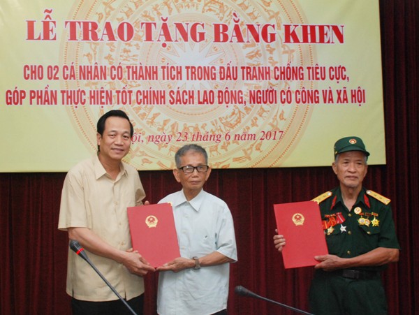 Sau 2 năm chờ đợi, hai ông lão Bắc Ninh chống tiêu cực đã được trao bằng khen ảnh 1
